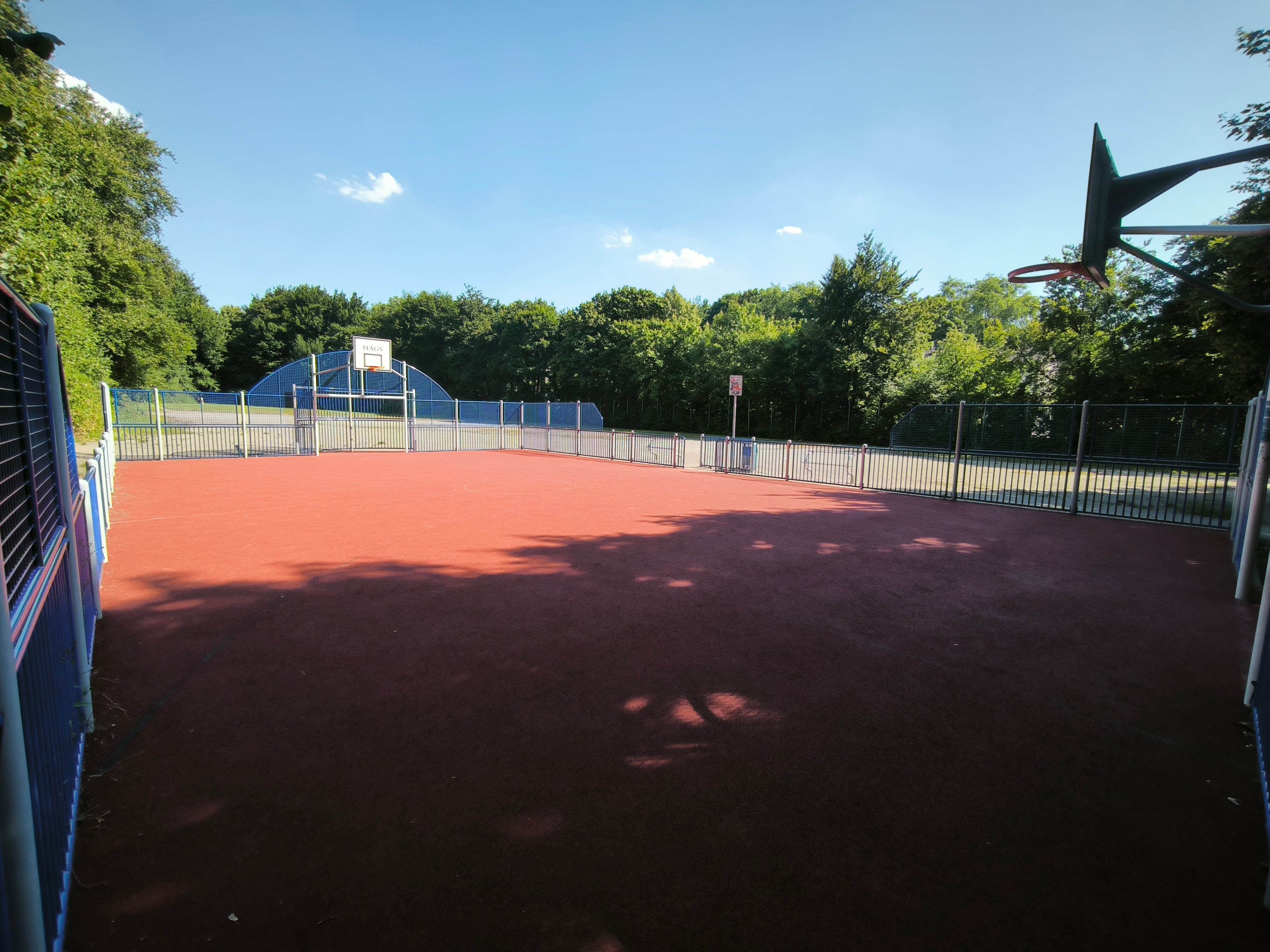 kleiner Bolz- und Basketballplatz